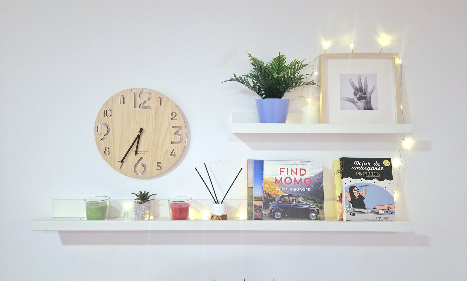 Estantería con libros y detalles de la consulta