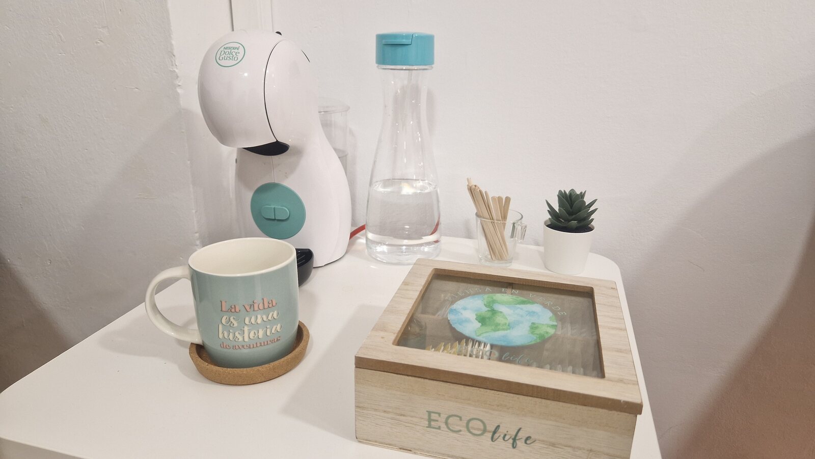 Detalle de la zona de agua y café